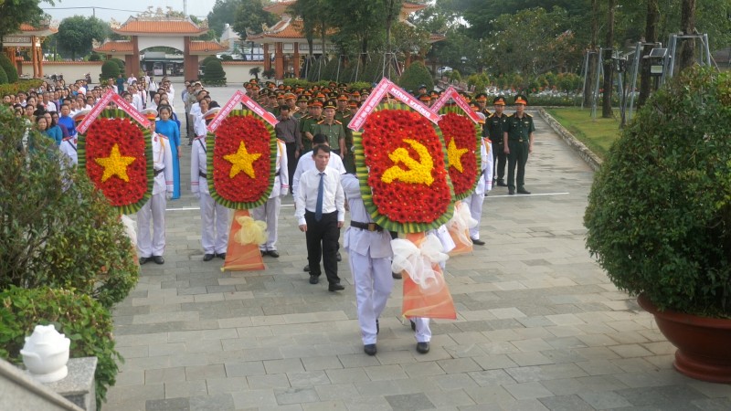 Trang trọng lễ viếng nghĩa trang liệt sĩ huyện Dầu Tiếng kỷ niệm 77 năm Ngày Thương binh Liệt sĩ 27/7