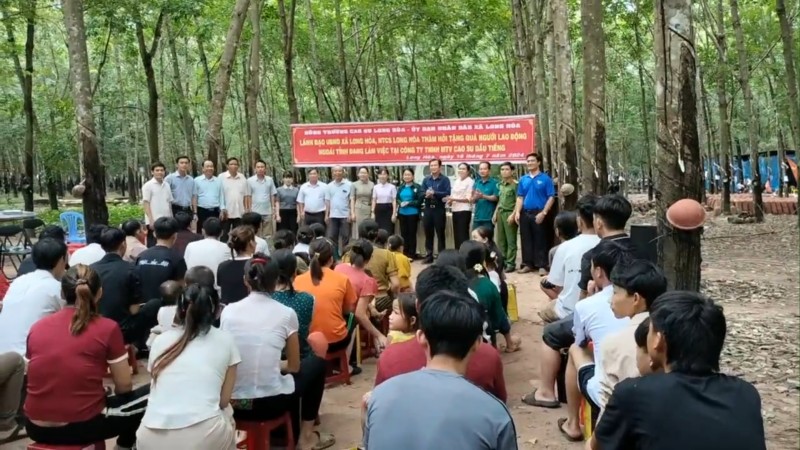 Cao su Dầu Tiếng, tặng quà công nhân lao động ngoại tỉnh làm việc tại công ty