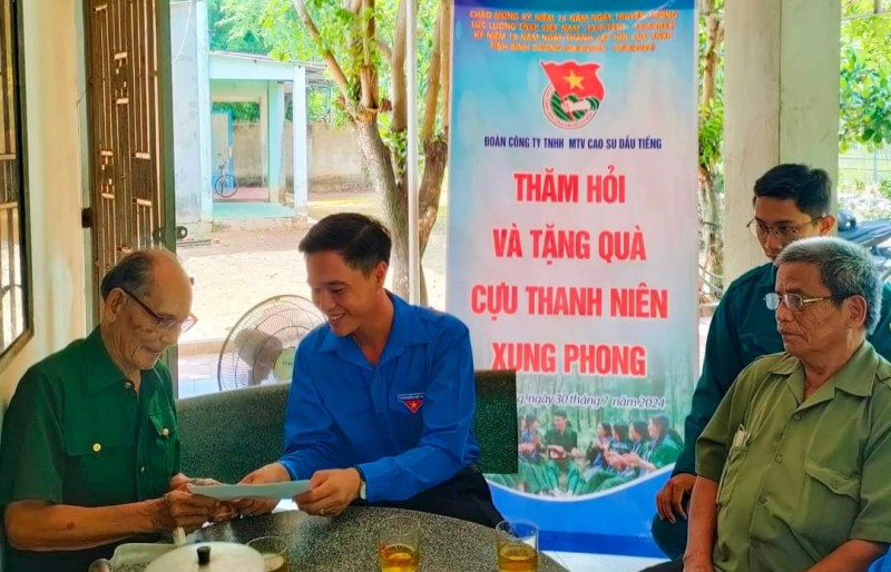 Đoàn thanh niên công ty thăm hỏi và tặng quà cựu Thanh niên xung phong