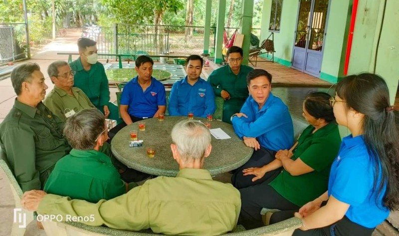 Đoàn thanh niên công ty thăm hỏi và tặng quà cựu Thanh niên xung phong