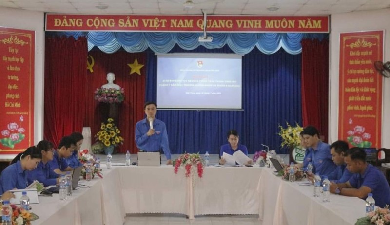 Đoàn thanh niên công ty thăm hỏi và tặng quà cựu Thanh niên xung phong