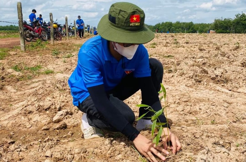 Đoàn Thanh niên công ty ra quân thực hiện công trình thanh niên