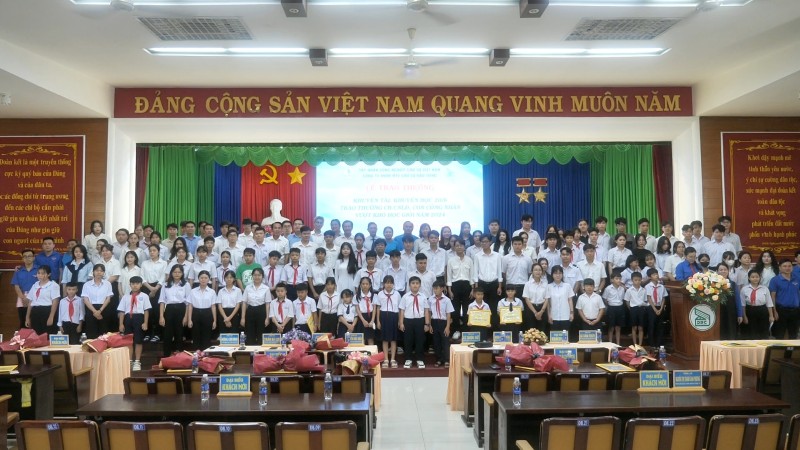 Cao su Dầu Tiếng khen thưởng 205 học sinh, sinh viên vượt khó học giỏi