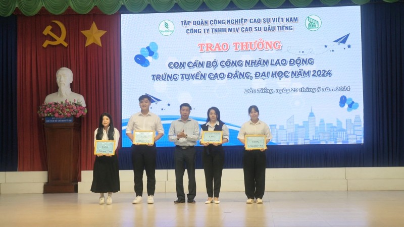 Cao su Dầu Tiếng khen thưởng 205 học sinh, sinh viên vượt khó học giỏi