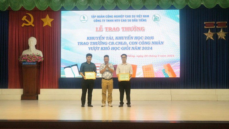 Cao su Dầu Tiếng khen thưởng 205 học sinh, sinh viên vượt khó học giỏi