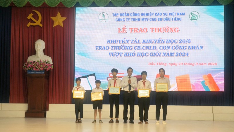 Cao su Dầu Tiếng khen thưởng 205 học sinh, sinh viên vượt khó học giỏi