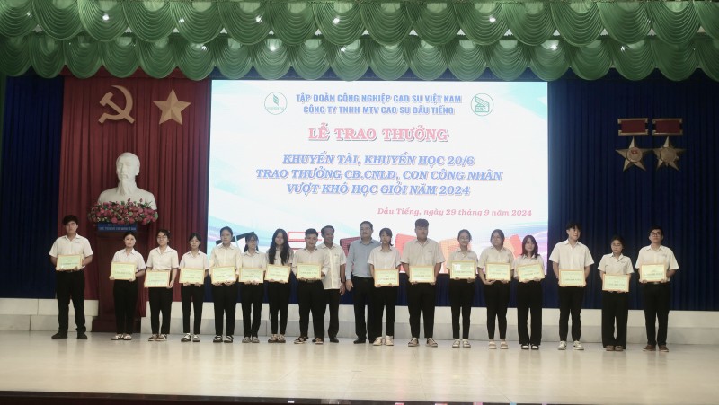 Cao su Dầu Tiếng khen thưởng 205 học sinh, sinh viên vượt khó học giỏi