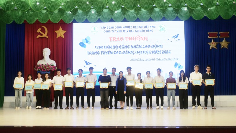 Cao su Dầu Tiếng khen thưởng 205 học sinh, sinh viên vượt khó học giỏi